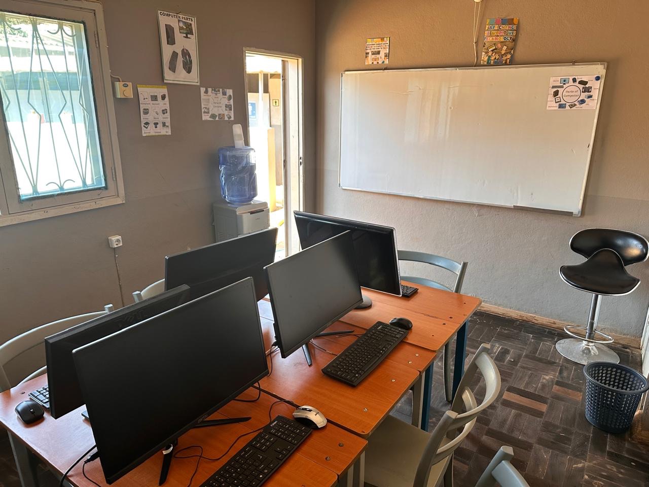 Sala de informática da Bright Beginnings Academy